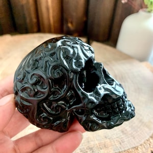 大きな天然の手彫り黒曜石の頭蓋骨像、黒い石の彫刻、クォーツの頭蓋骨の置物の装飾、癒しのクリスタルの室内装飾。
