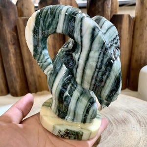 Estatua de carnero de cristal tallada a mano de 13,2 cm, talla de oveja de jade con patrón natural, figura de animal de cuarzo, decoración para el hogar con cristales curativos. SA46