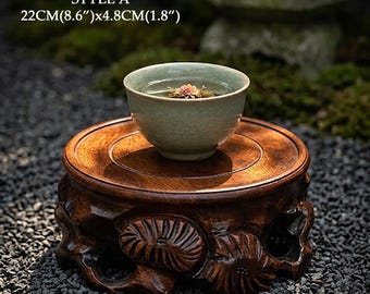 Suporte de madeira entalhada para exibição de bules de chá, bonsai e outros itens decorativos.