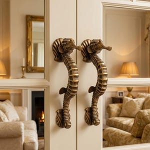 Par dörrhandtag i antik mässing i sjöhäststil med snäckskalbas, kustbeslag, 30 cm