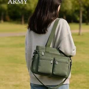 Puede incluir: Bolso de hombro de pana verde con múltiples bolsillos con cremallera y una correa larga ajustable. El bolso tiene el texto "GREEN ARMY". El bolso se lleva al hombro.