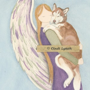 Può includere: Un dipinto ad acquerello di un angelo con ali viola e verdi che tiene un cane husky marrone e bianco. L'angelo indossa un vestito viola e ha lunghi capelli castani. Il testo "© Cindi Lynch" è nell'angolo in basso a destra dell'immagine.