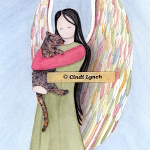 Op de afbeelding: Waterverf schilderij van een engel met veelkleurige vleugels die een bruin-zwarte kat vasthoudt. De engel draagt een groene jurk en een rood shirt. De tekst "Cindi Lynch" staat in de rechter benedenhoek van het beeld.