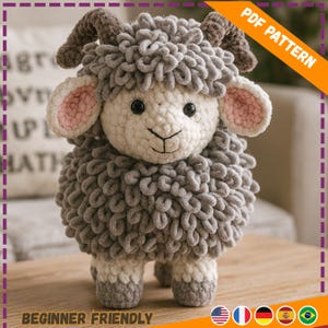 Puede incluir: Una oveja de ganchillo gris y blanca hecha a mano con cuernos marrones y orejas internas rosas. La oveja tiene un cuerpo esponjoso y texturizado y está de pie sobre una superficie de madera. El texto en la imagen dice "PDF PATTERN" y "BEGINNER FRIENDLY".