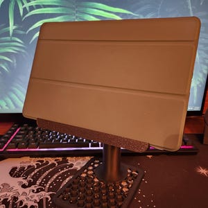 Universal Tablet Holder – Adjustable Desk Stand for iPad & Tablets