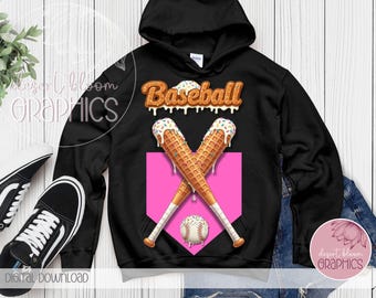 Könnte beinhalten: Schwarzer Kapuzenpullover mit einem rosa Baseball-Diamanten und zwei gekreuzten Eiswaffeln mit Streuseln. Die Eiswaffeln sind wie Baseballschläger geformt und der Text "Baseball" befindet sich über dem Diamanten.
