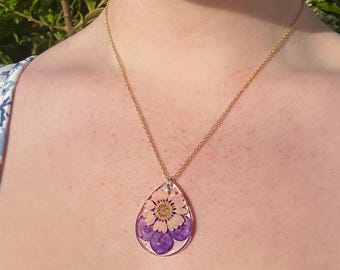 Collana con charm a fiore in argento rodiato e zirconi