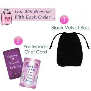 Puede incluir: Una bolsa de terciopelo negro, dos tarjetas de duelo Positiveness y una bolsa de compras rosa con un dise&ntilde;o de coraz&oacute;n. Las tarjetas tienen texto e ilustraciones de alas de &aacute;ngel. El texto de las tarjetas dice "Positiveness In Sadness And In Grief" y "Angel Of God Be At My Side To Light And Love To Guard And Guide."
