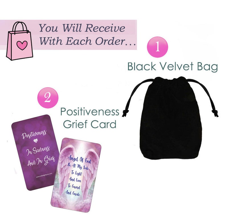 Puede incluir: Una bolsa de terciopelo negro, dos tarjetas de duelo Positiveness y una bolsa de compras rosa con un dise&ntilde;o de coraz&oacute;n. Las tarjetas tienen texto e ilustraciones de alas de &aacute;ngel. El texto de las tarjetas dice "Positiveness In Sadness And In Grief" y "Angel Of God Be At My Side To Light And Love To Guard And Guide."
