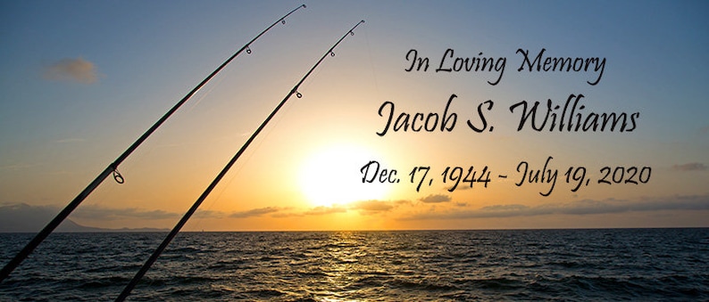 Może przedstawiać: W kochającej pamięci Jacoba S. Williamsa 17 grudnia 1944 - 19 lipca 2020. Zach&oacute;d słońca nad oceanem z dwoma wędkami w pierwszym planie.