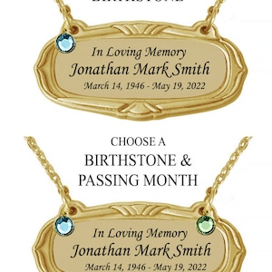 Puede incluir: Dos collares conmemorativos dorados con un dise&ntilde;o de placa decorativa. Cada collar presenta una cadena y una piedra preciosa. El texto en la placa dice "In Loving Memory" e incluye un nombre y fechas.