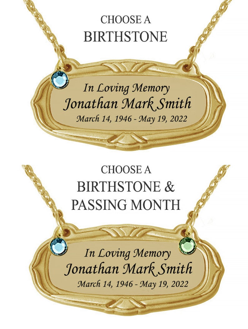 Puede incluir: Dos collares conmemorativos dorados con un dise&ntilde;o de placa decorativa. Cada collar presenta una cadena y una piedra preciosa. El texto en la placa dice "In Loving Memory" e incluye un nombre y fechas.