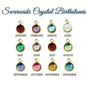 Puede incluir: Un gr&aacute;fico que muestra piedras de nacimiento de cristal Swarovski, cada una con un engaste dorado. Las piedras preciosas son de varios colores, incluyendo rojo, morado, azul y verde. Los meses del a&ntilde;o est&aacute;n listados debajo de cada piedra.