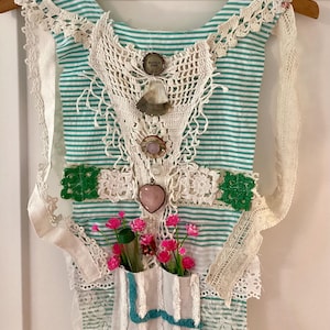 COSTILLA DE PLAYA, GARDENER, COLCHA DE PARED DE TELA, COLCHA: Bordado de arte popular, ganchillo, patchwork, ensamblaje textil - mi Bonny