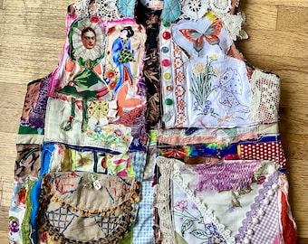 GELADEN met VEEL LINNEN Vest * mybonny * Eclectische ambachtelijke kleding van vele kleuren - Fabric Collage Art ~ Folk Artist Clothing Assemblage