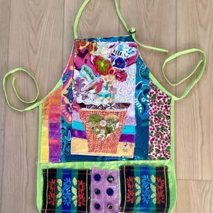 DELANTAL VERDE LIMA ARTE VESTIBLE - Collage de tela Arte popular: Pájaro, Mariquita, Bordado de técnica mixta, Lino vintage, Colorido myBonny