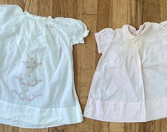 2 antike Vintage-Kinderkleider, Leinen, Stickerei, Smocking, Sammlerstück, so wie es ist verkauft