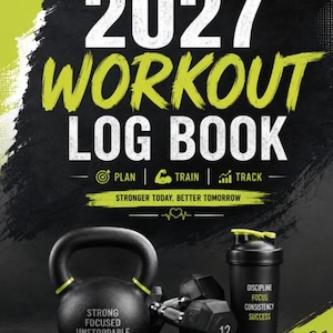 Op de afbeelding: Een 2027 workout logboek met een zwarte en limoengroene kaft met de tekst 2027 WORKOUT LOG BOOK, PLAN, TRAIN, TRACK, STRONGER TODAY, BETTER TOMORROW en EVERY REP COUNTS. Bevat een zwarte kettlebell, dumbbells en een shakebeker.