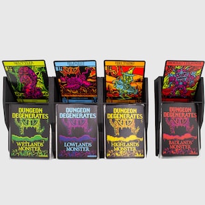 Peut inclure: Un organisateur de cartes en plastique noir contenant quatre jeux de cartes de monstres Dungeon Degenerates. Chaque jeu présente une carte de monstre illustrée et colorée, dont Skuttler, Pelzgeist, Fish Thing et Morbad Verminer.