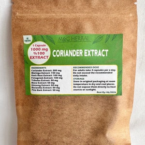 Puede incluir: Una bolsa de papel marrón con una etiqueta verde y blanca que dice "M&G HERBAL CORIANDER EXTRACT". La etiqueta enumera los ingredientes y la dosis recomendada del producto. La fecha de caducidad es 06/2026.