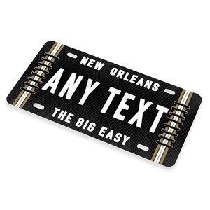 Puede incluir: Placa de matr&iacute;cula personalizada en blanco y negro con el texto "NEW ORLEANS" y "THE BIG EASY" y el texto personalizable "ANY TEXT".