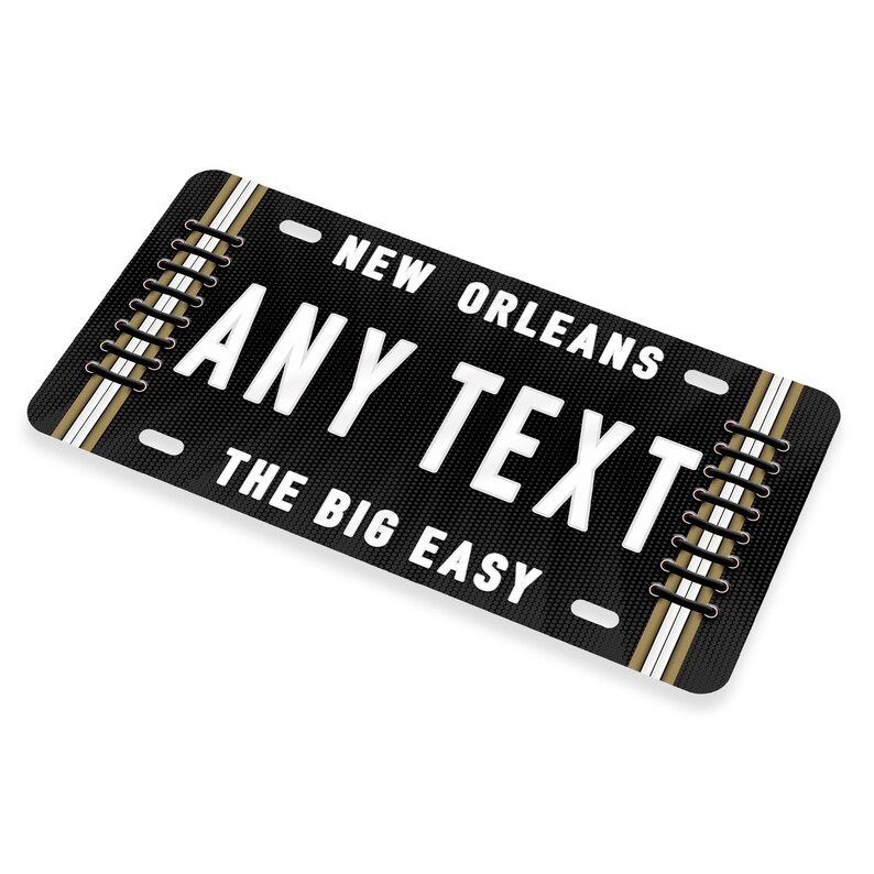 Puede incluir: Placa de matr&iacute;cula personalizada en blanco y negro con el texto "NEW ORLEANS" y "THE BIG EASY" y el texto personalizable "ANY TEXT".