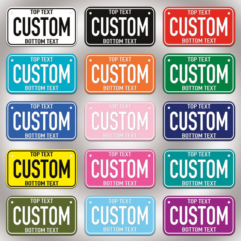 Puede incluir: Una colecci&oacute;n de quince placas de matr&iacute;cula rectangulares en varios colores s&oacute;lidos, incluyendo blanco, negro, rojo, azul, naranja, verde, amarillo, rosa y morado. Cada placa presenta el texto TOP TEXT, CUSTOM y BOTTOM TEXT en negrita.