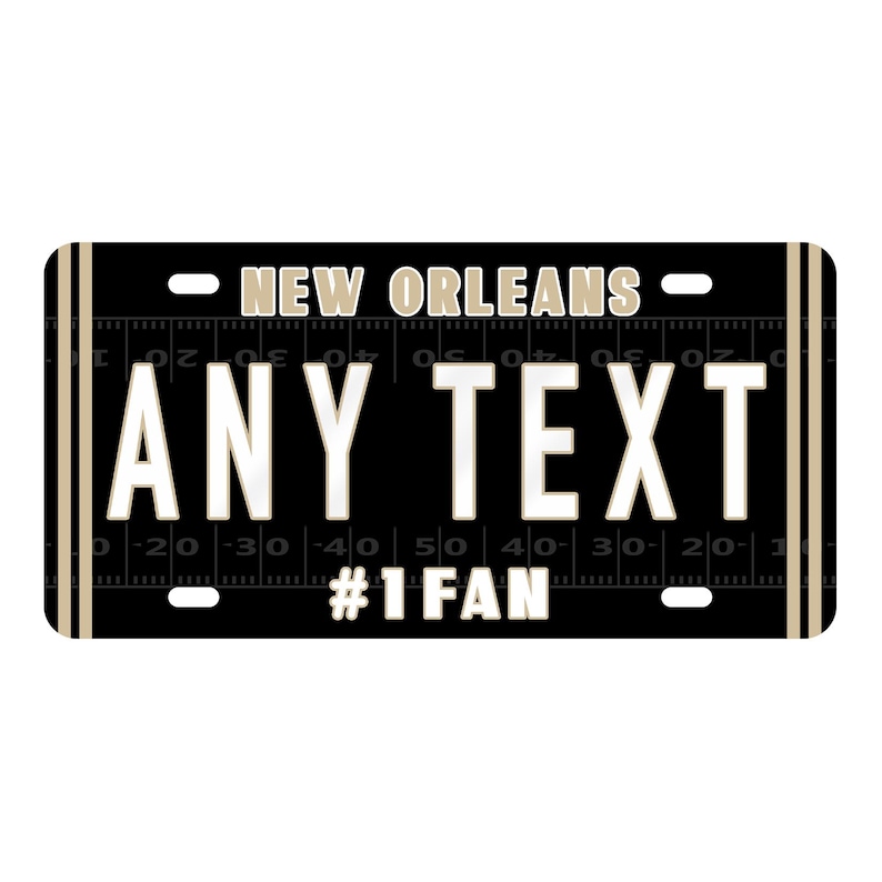 Puede incluir: Placa de matr&iacute;cula negra y dorada de Nueva Orleans con el texto "ANY TEXT" y "#1 FAN".