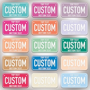 Puede incluir: Una colecci&oacute;n de quince placas de matr&iacute;cula rectangulares en varios colores s&oacute;lidos, incluyendo verde azulado, rosa, lavanda, naranja, verde, azul y beige. Cada placa presenta el texto blanco CUSTOM en el centro, con TOP TEXT y BOTTOM TEXT.