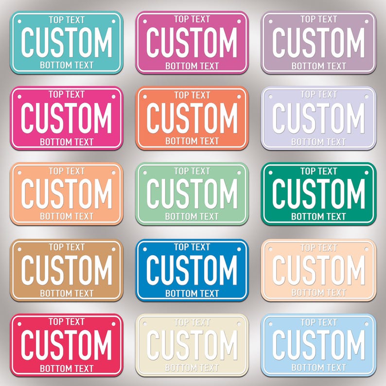 Puede incluir: Una colecci&oacute;n de quince placas de matr&iacute;cula rectangulares en varios colores s&oacute;lidos, incluyendo verde azulado, rosa, lavanda, naranja, verde, azul y beige. Cada placa presenta el texto blanco CUSTOM en el centro, con TOP TEXT y BOTTOM TEXT.