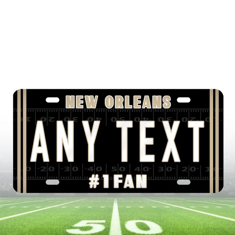 Puede incluir: Una placa de matr&iacute;cula personalizada negra y dorada con el texto "NEW ORLEANS" y "ANY TEXT" en blanco. La parte inferior de la placa dice "#1 FAN".