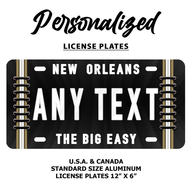 Puede incluir: Una placa de matr&iacute;cula personalizada en blanco y negro con el texto "NEW ORLEANS" y "THE BIG EASY" sobre un fondo negro. La placa tiene un borde blanco y remaches dorados. El texto "ANY TEXT" est&aacute; en el centro de la placa. La placa mide 12 pulgadas por 6 pulgadas.
