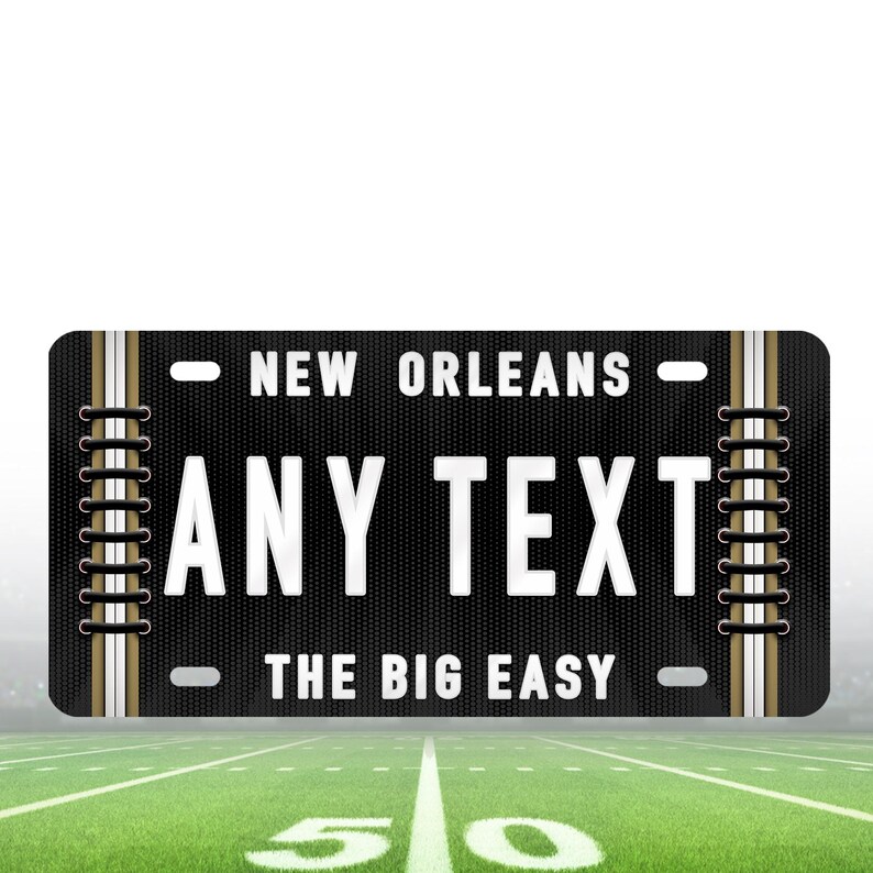 Puede incluir: Placa de matr&iacute;cula personalizada negra y dorada con el texto "NEW ORLEANS" y "THE BIG EASY" y un espacio para "ANY TEXT".