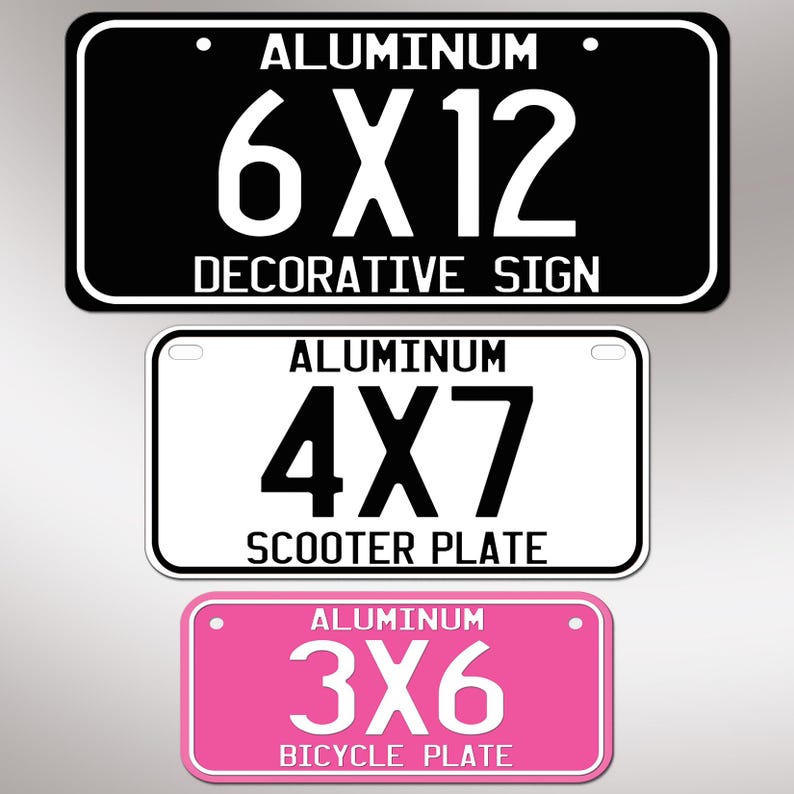 Puede incluir: Tres letreros rectangulares de aluminio con esquinas redondeadas. El letrero superior es negro con texto blanco que dice ALUMINUM 6X12 DECORATIVE SIGN. El letrero central es blanco con texto negro ALUMINUM 4X7 SCOOTER PLATE. El letrero inferior es rosa con texto blanco ALUMINUM 3X6 BICYCLE PLATE.