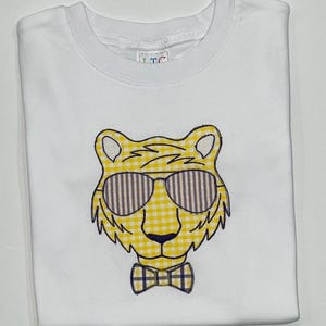 Tijgershirt jongens zonnebril met vlinderstrik/paars en goud tijgersshirt/fanshirt kindertijgers/Tijgershirt jongens/shirt tijgerappliqué/