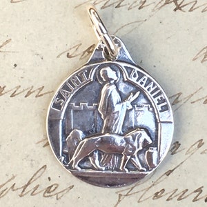 Medalla pequeña de San Daniel - Réplica antigua en plata de ley - Patrón de las esposas y prisioneros militares