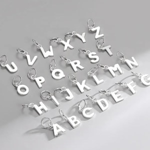 Charm initiale délicate en argent 925 - Personnalisé, breloque lettre, breloque alphabet, mignon, petit, minimaliste, bijoux permanents, initiale en argent.
