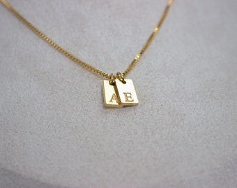 Collier délicat avec plaque initiale • Collier à pendentif lettre gravé personnalisé dans une boîte, argent et or