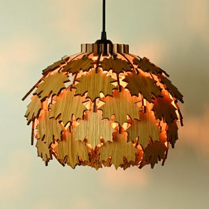 Handgefertigte Blätterlampe, Ahornlampe aus Eichen/Eschen Holz montiert geliefert