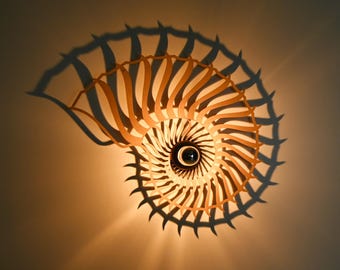 Nautilus, Wandleuchte mit Schattenwurf, aus Holz oder Schwarz lackiert, Schattenlampe