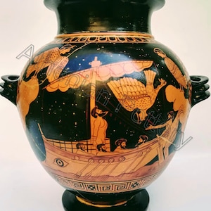 Może przedstawiać: Czarny i brązowy ceramiczny wazon ze szczegółową ilustracją statku, postaci i ptaków. Wazon ma szeroki korpus, wąską szyję i dwa uchwyty po każdej stronie. Grafika jest w stylu klasycznym.