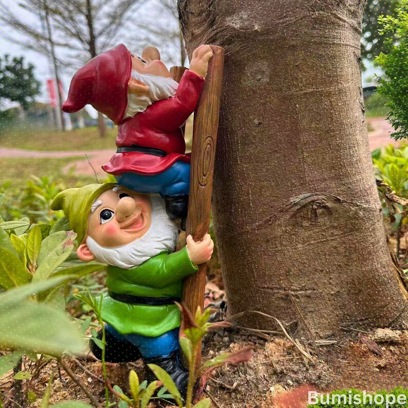 Hanging Climbing Gnome Statue – Funny Faceless Resin Garden