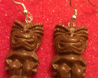 Braune Tiki Ohrringe, Tiki Ohrringe, braun, Tiki Oase, Tiki Hochzeit, tropische Blume, Ozean, Hawaii, Tiki gott