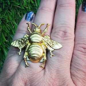Bij, bijenring, insectenring, insectensieraden, horror, eigenaardigheden