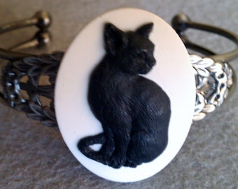 ヴィンテージ猫の肖像画ブレスレット - 磁器カメオスタイル、アメリカ 
