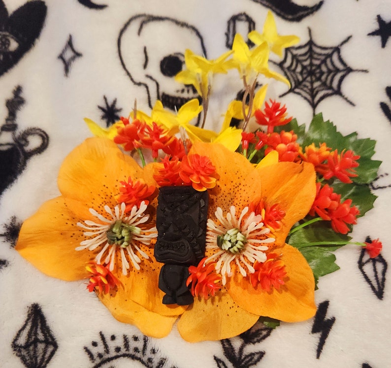 Tiki-Haarblume, Tiki-Oase, Tiki-Blume, orangefarbene Blume Bild 1