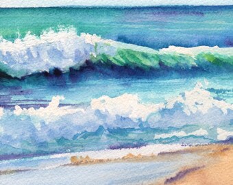 Puede incluir: Pintura acuarela de un paisaje marítimo con un cielo azul, nubes blancas y olas turquesas del océano rompiendo en una playa de arena.