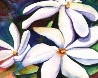 Puede incluir: Pintura acuarela de tres flores blancas de gardenia con hojas verdes sobre un fondo rojo y naranja. La firma del artista, "Manigelle", está en la esquina inferior derecha.