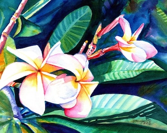 Puede incluir: Pintura acuarela de flores de plumeria blancas y rosadas con centros amarillos, rodeadas de hojas verdes. Las flores están parcialmente abiertas y tienen un toque tropical delicado.