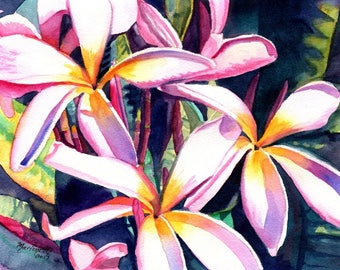 Puede incluir: Pintura acuarela de flores de plumeria rosadas y amarillas. Las flores están en foco y el fondo está desenfocado.
